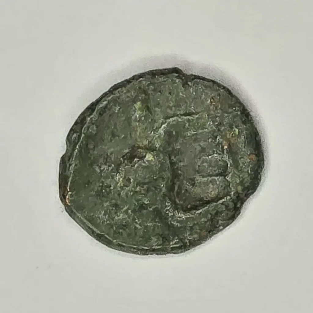 Moneda antigua de bronce corroída con pátina verde. by Remates Narvaja