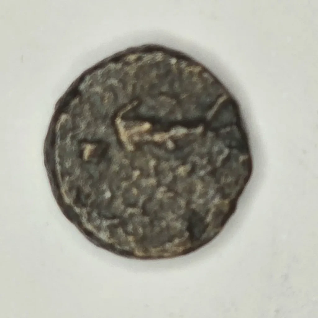 Moneda antigua de bronce con un símbolo de flecha estilizada. by Remates Narvaja