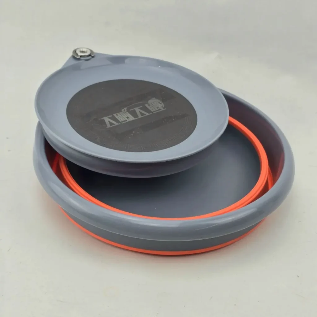 Bol plegable de silicona gris y naranja con tapa. by Remates Narvaja
