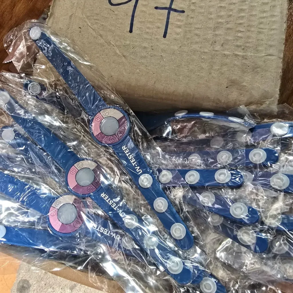 Pulseras azules UV tester empaquetadas individualmente en una caja. by Remates Narvaja
