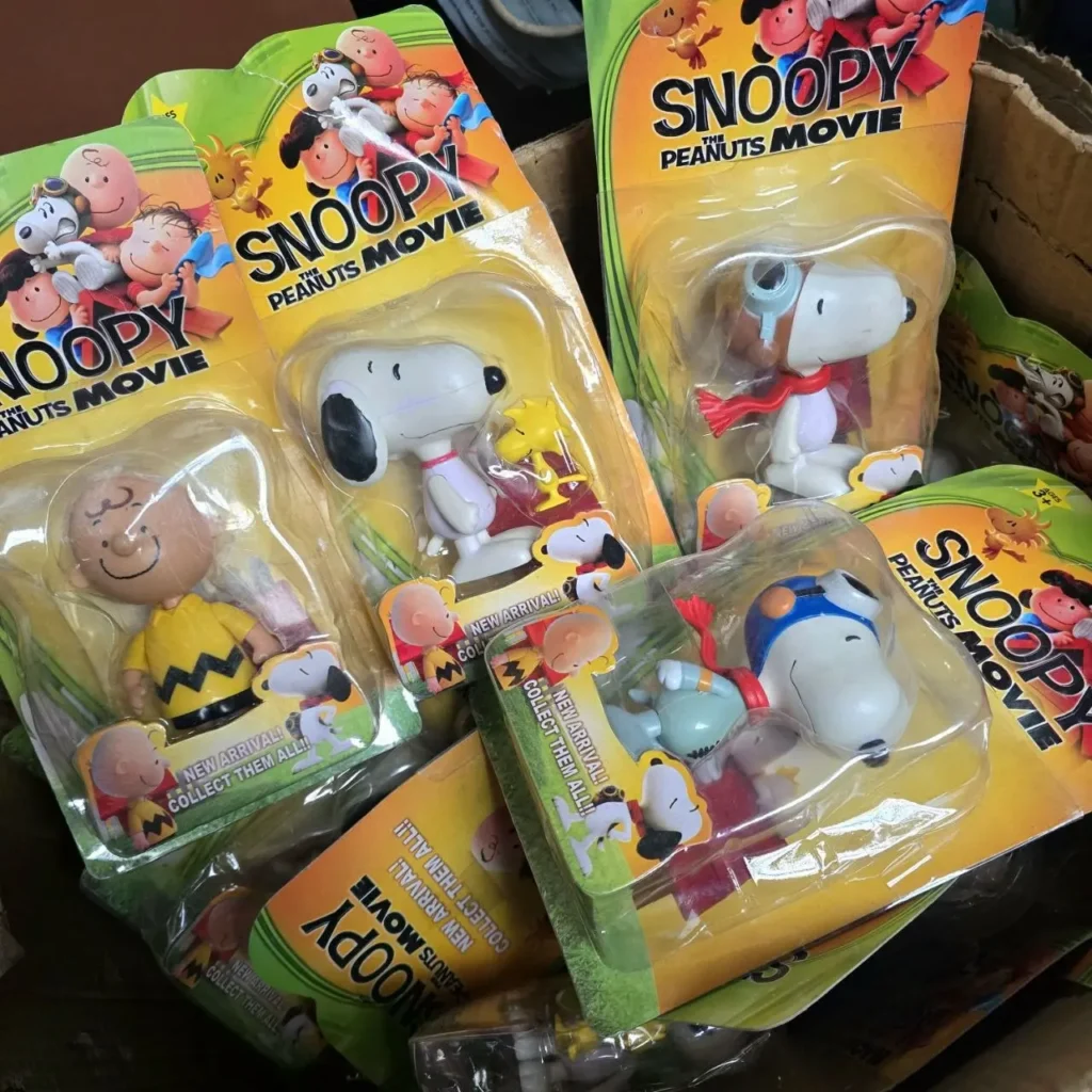 Juguetes de Snoopy y Charlie Brown de La Película de Peanuts en sus empaques. by Remates Narvaja