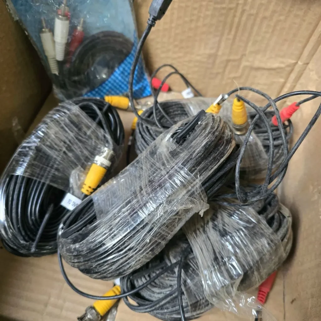 Lote de cables de video y seguridad con conectores BNC, RCA y USB en una caja. by Remates Narvaja