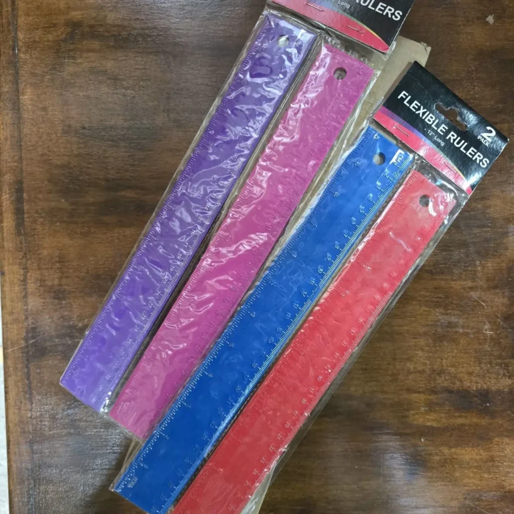 Reglas flexibles de 12 pulgadas en colores surtidos (púrpura, rosa, azul, rojo) en empaques de by Remates Narvaja