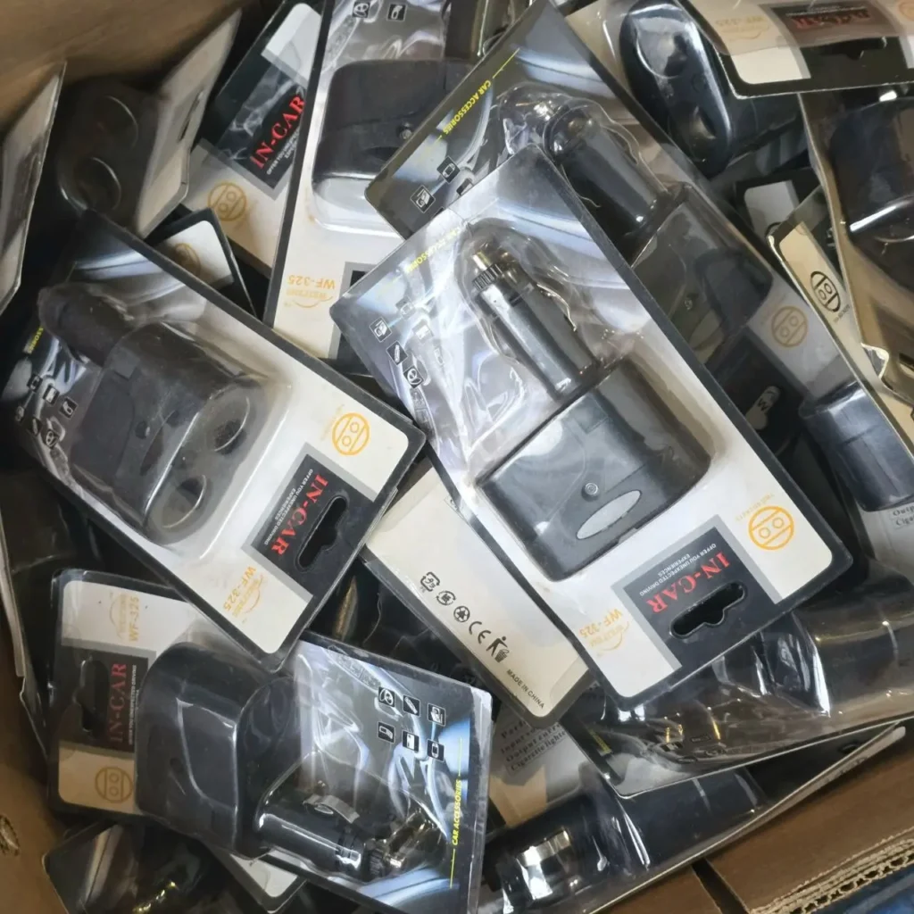 Caja de adaptadores de encendedor de coche IN-CAR empaquetados. by Remates Narvaja