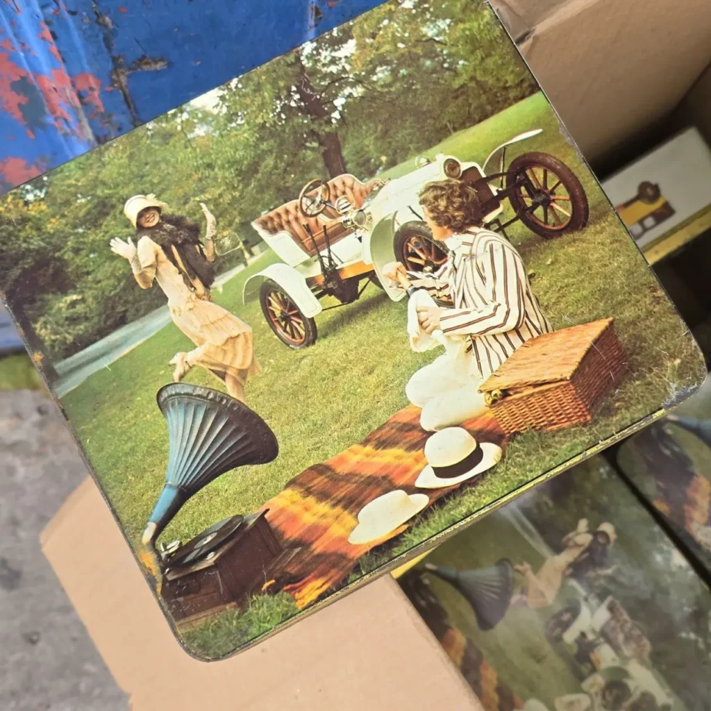 Escena de picnic vintage con dos mujeres, coche clásico y gramófono. by Remates Narvaja
