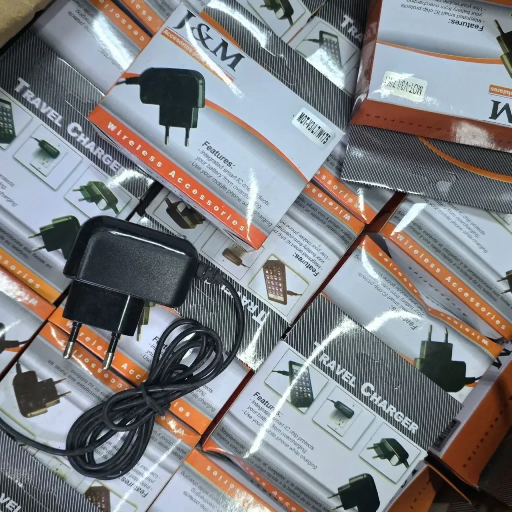 Cajas de cargadores de viaje J&M para celulares." by Remates Narvaja