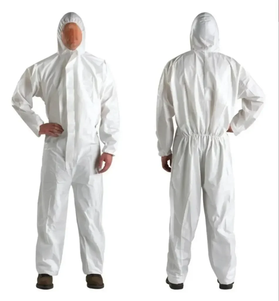 Traje protector blanco con capucha, vistas frontal y trasera. by Remates Narvaja