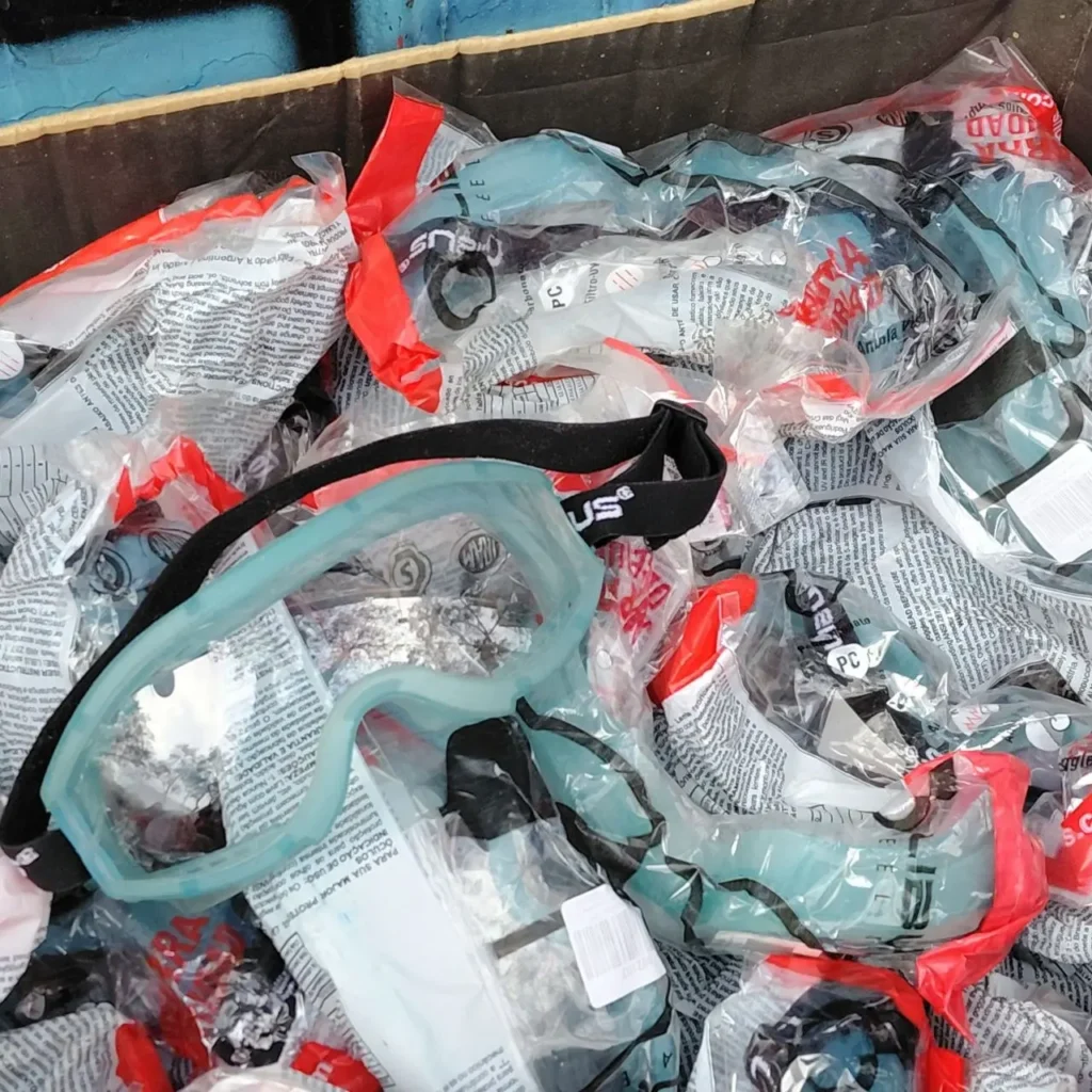Montón de gafas de seguridad nuevas y empaquetadas. by Remates Narvaja