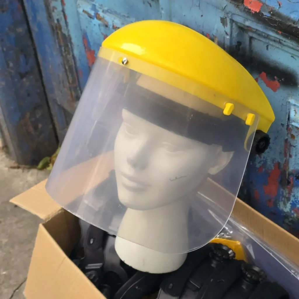 Careta de protección facial amarilla con visor transparente. by Remates Narvaja