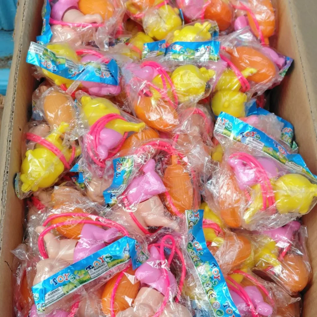 Mini muñecas de bebé de plástico envueltas individualmente en una caja de colores variados. by Remates Narvaja