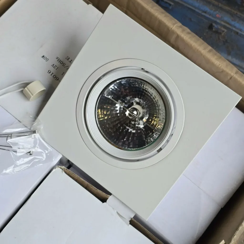 Foco empotrable cuadrado blanco con bombilla halógena 12V 50W en su caja. by Remates Narvaja