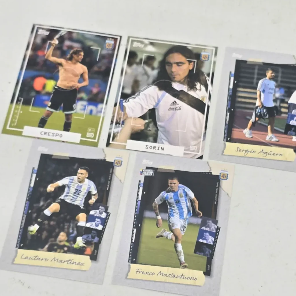 Tarjetas Topps de jugadores de fútbol argentinos como Crespo, Sorín, Agüero, Lautaro Martínez y Mastantuono. by Remates Narvaja