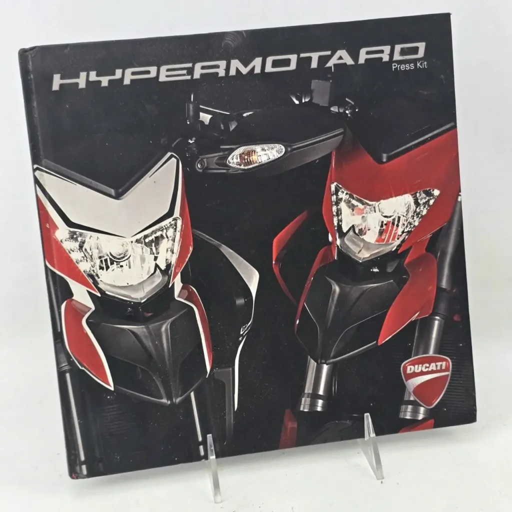 Press kit oficial Ducati Hypermotard con motos en portada. by Remates Narvaja