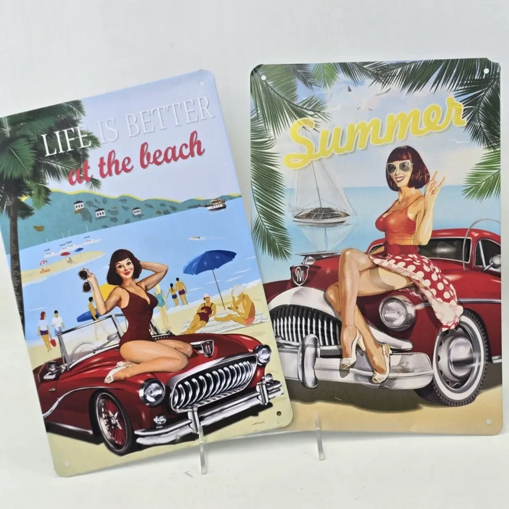 Letreros metálicos retro pin-up: "Life is Better at the Beach" y "Summer" con mujeres y coches clásicos. by Remates Narvaja