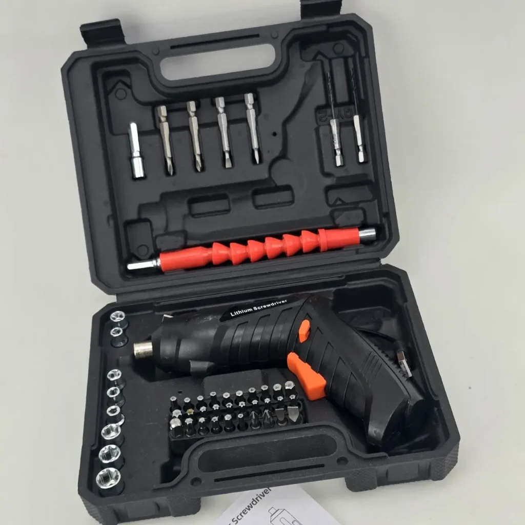 Kit de atornillador inalámbrico de litio con brocas y puntas en estuche negro. by Remates Narvaja