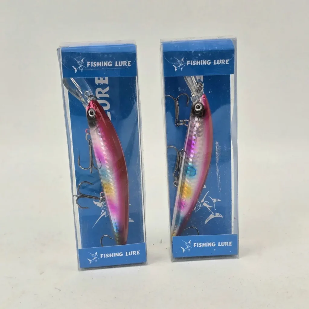 Dos señuelos de pesca multicolores en su empaque. by Remates Narvaja