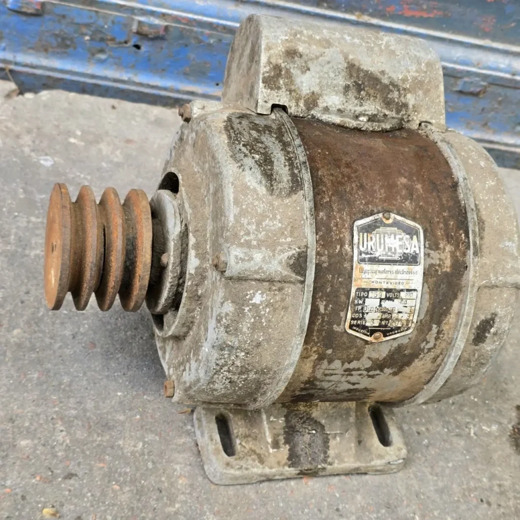 Motor eléctrico viejo y oxidado con polea, marca URUMESA. by Remates Narvaja
