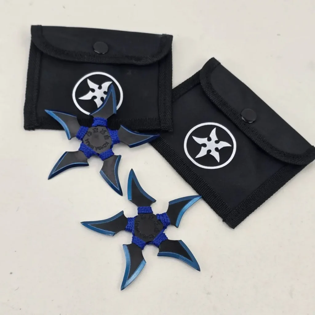 Dos shurikens ninja negros y azules con logo Konoha y dos fundas negras. by Remates Narvaja