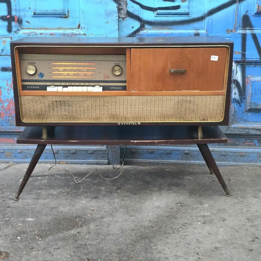 Consola de radio estéreo vintage Punktal de madera con patas cónicas." by Remates Narvaja