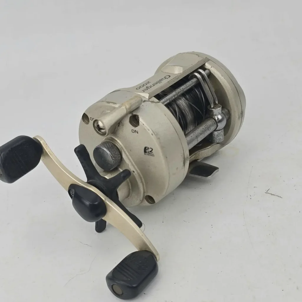 Carrete de pesca baitcasting Challenger 2000 plateado usado con línea. by Remates Narvaja
