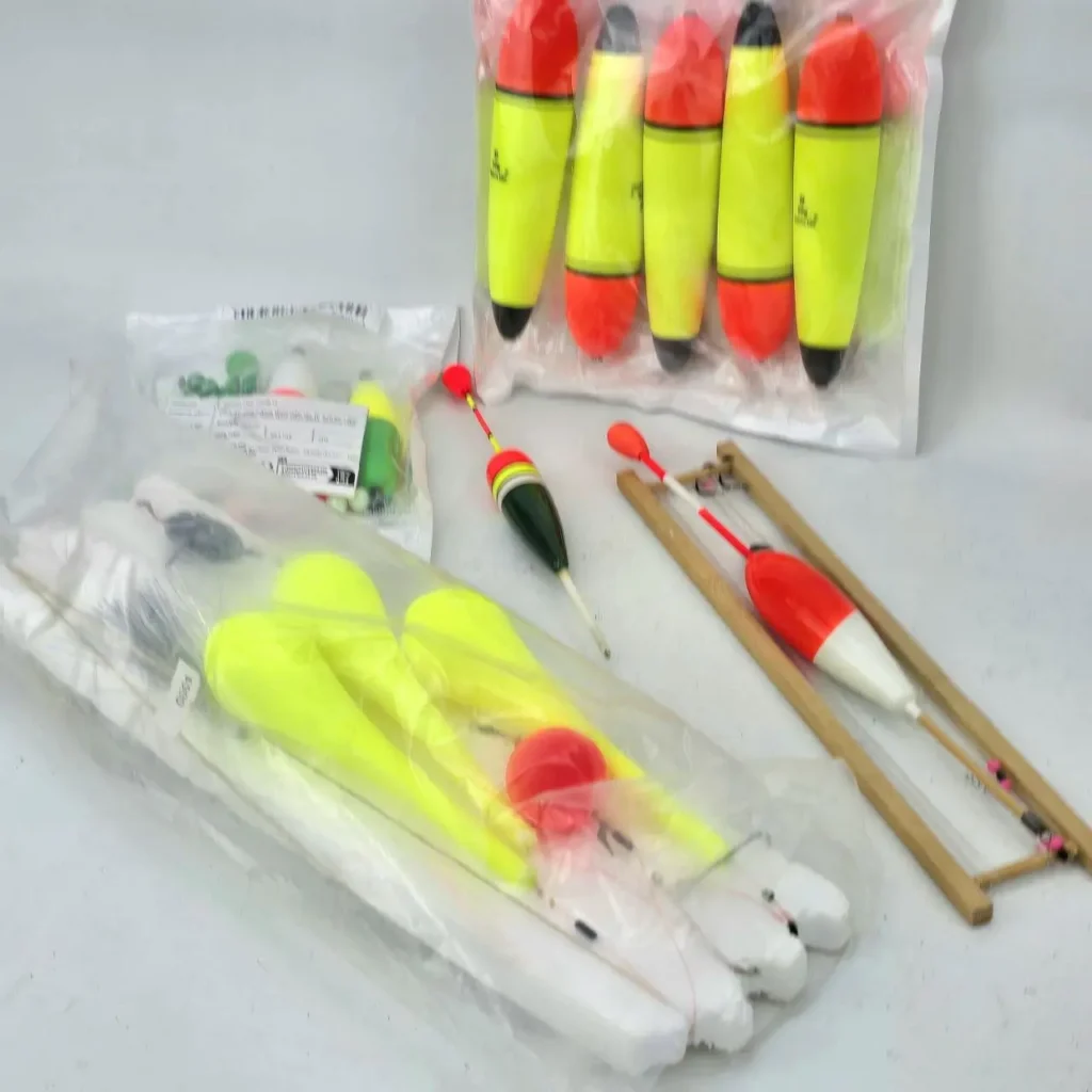 Surtido de flotadores de pesca de varios colores en paquetes. by Remates Narvaja