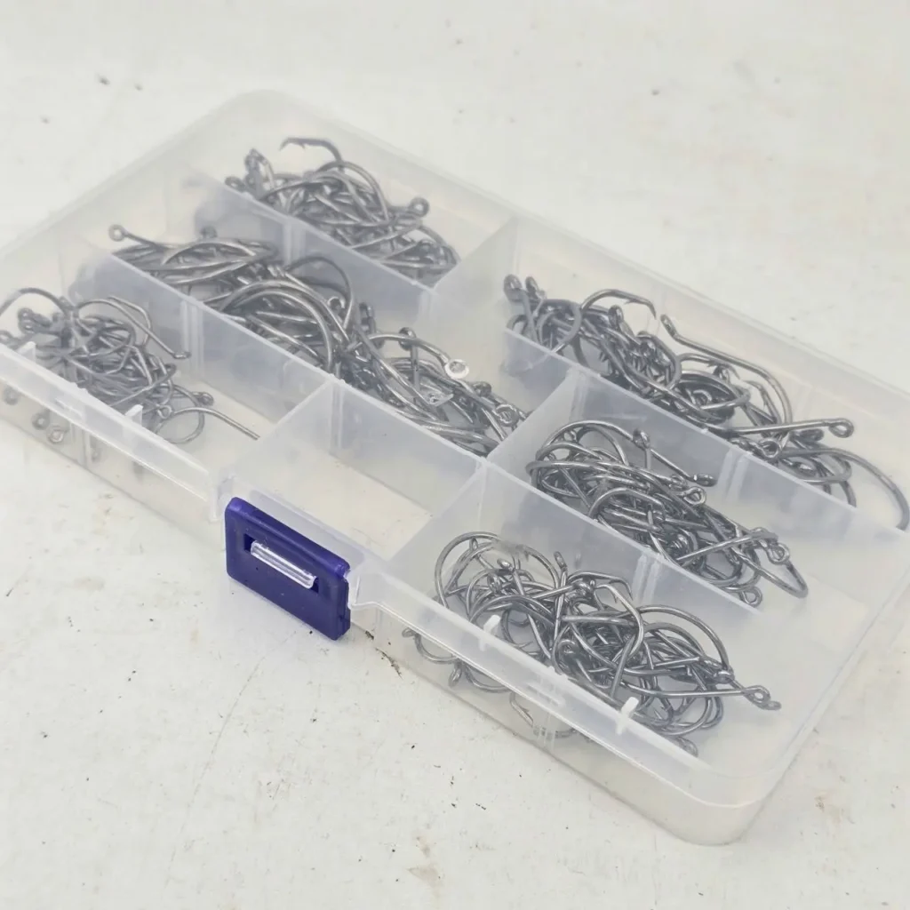 Caja organizadora de anzuelos de pesca surtidos. by Remates Narvaja