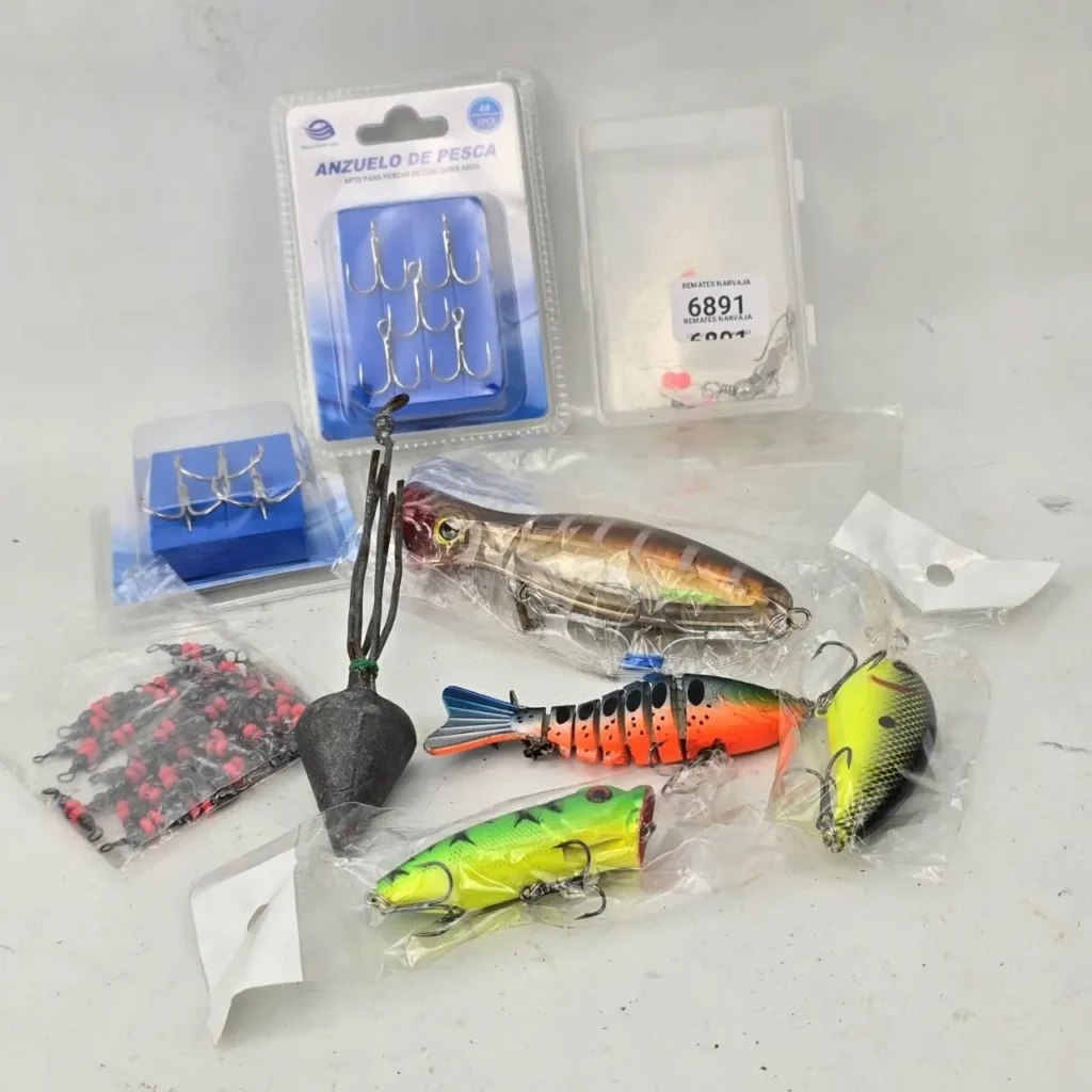 Surtido de equipo de pesca: anzuelos, señuelos de colores, plomos y emerillones. by Remates Narvaja