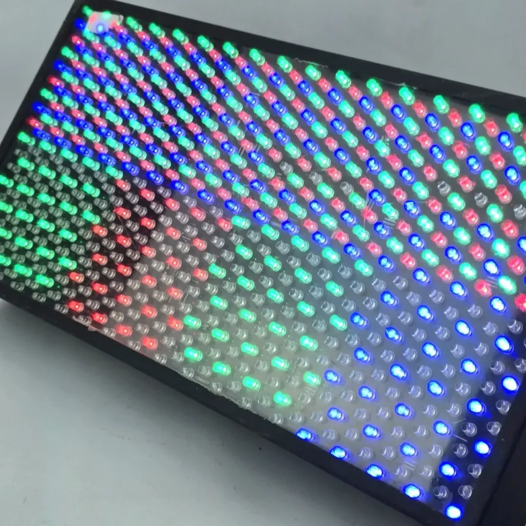 Panel de luces LED RGB rojas, verdes y azules. by Remates Narvaja