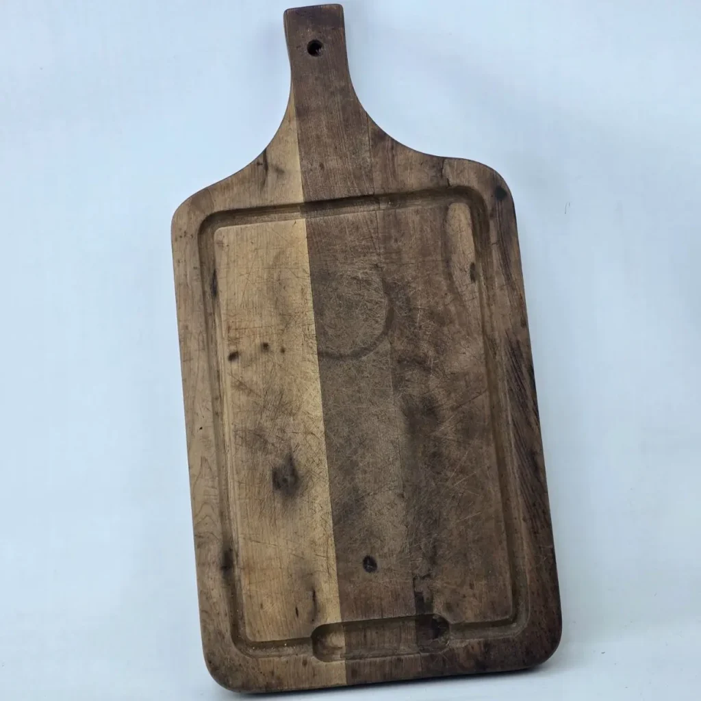 Tabla de cortar de madera rústica con mango y canal para jugos. by Remates Narvaja