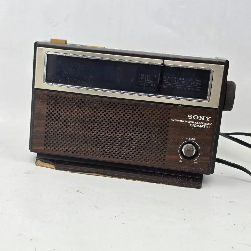 Radio reloj digital Sony Digimatic FM/SW/MW vintage con acabado de madera. by Remates Narvaja