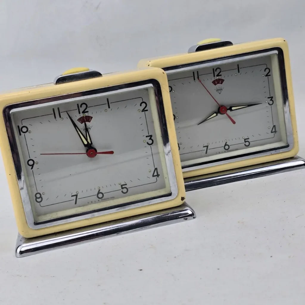 Dos relojes despertadores vintage Diamond de Shanghai color crema con bases cromadas. by Remates Narvaja