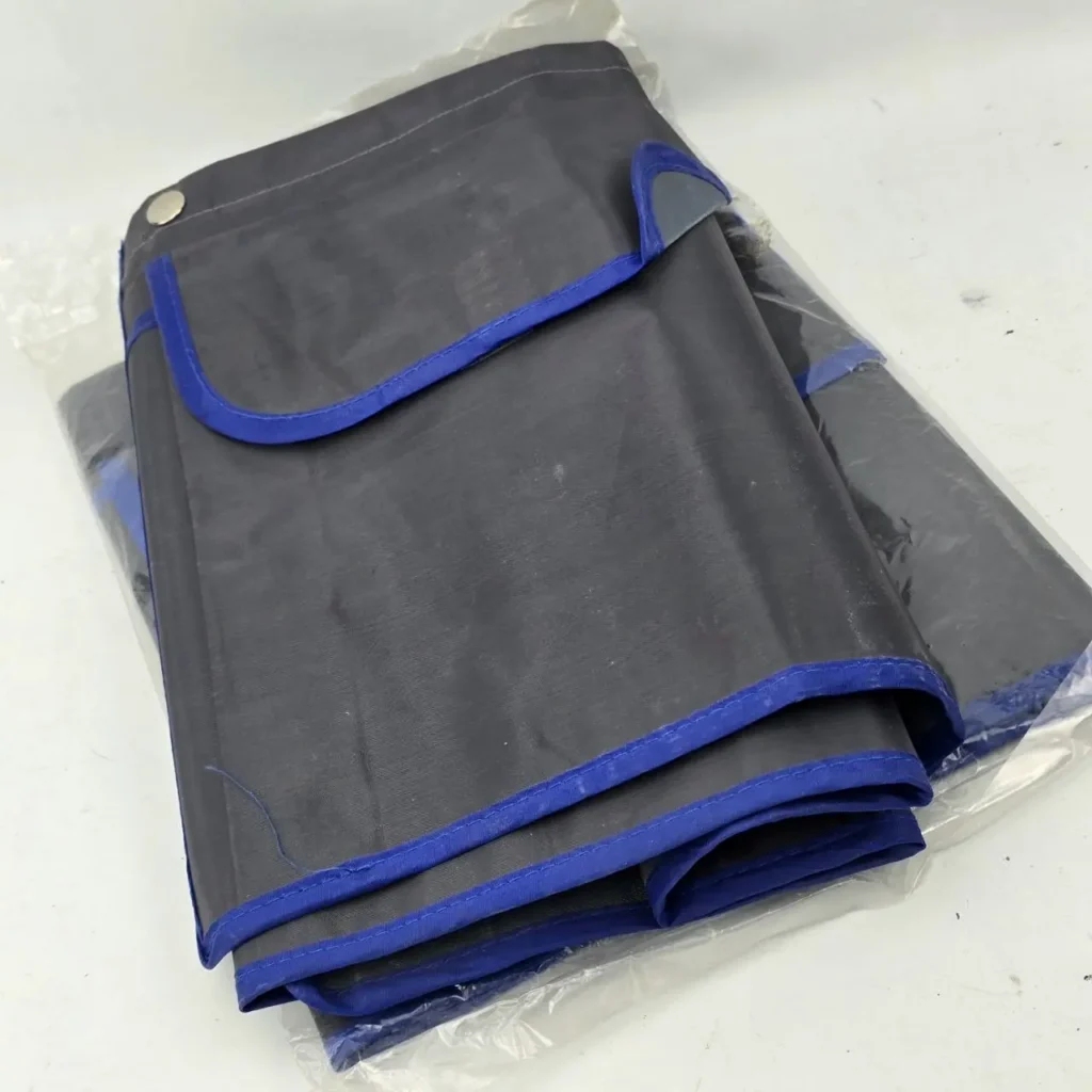 Organizador de coche gris plegado con ribete azul y broche. by Remates Narvaja