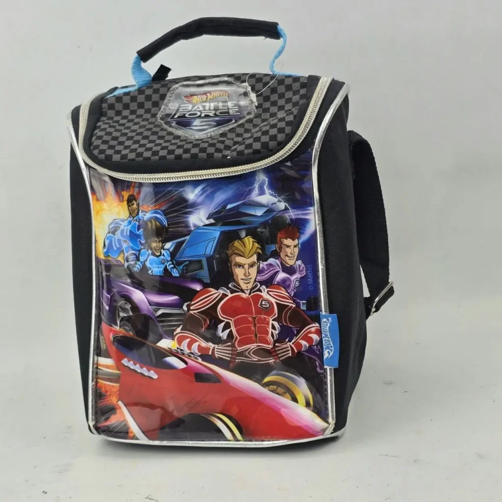 Lonchera Hot Wheels Battle Force negra con personajes y coches de carreras. by Remates Narvaja