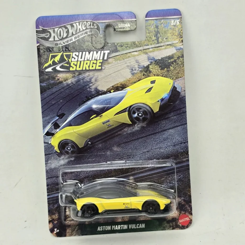 Coche diecast Hot Wheels Aston Martin Vulcan amarillo, de la serie Silver Series Summit Surge (3/5), en su empaque original. by Remates Narvaja