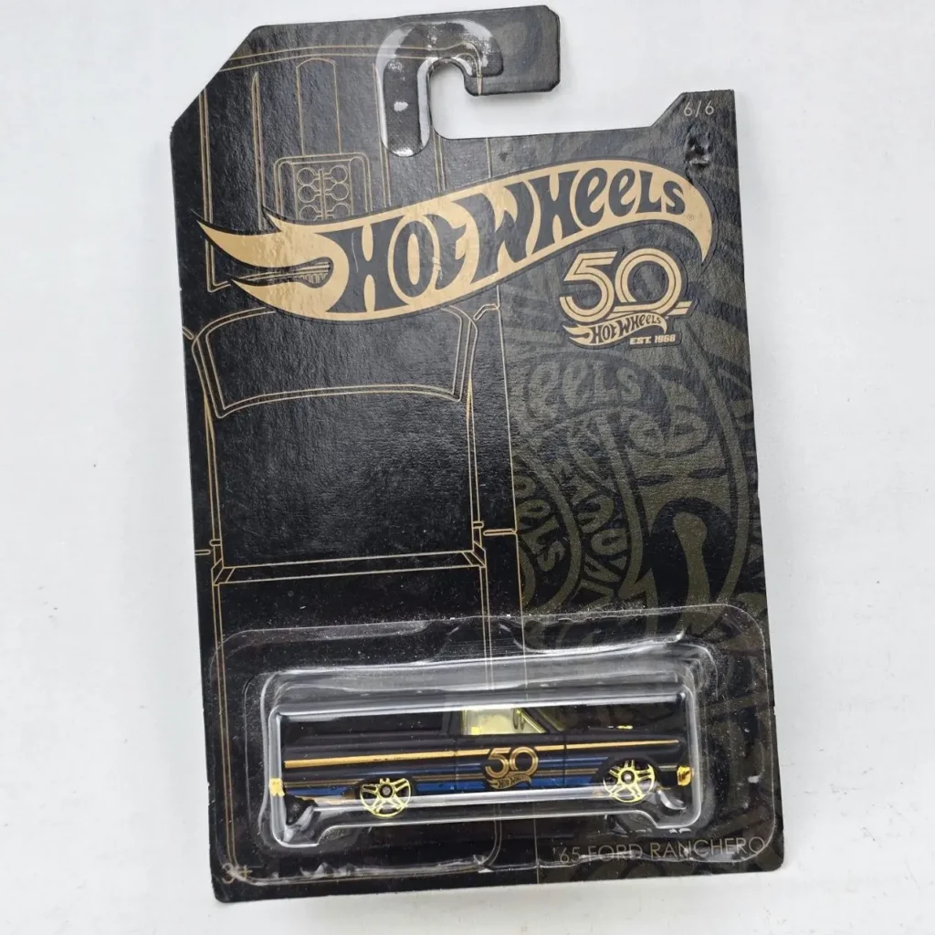 Hot Wheels 50 aniversario '65 Ford Ranchero negro en empaque de colección negro y dorado. by Remates Narvaja
