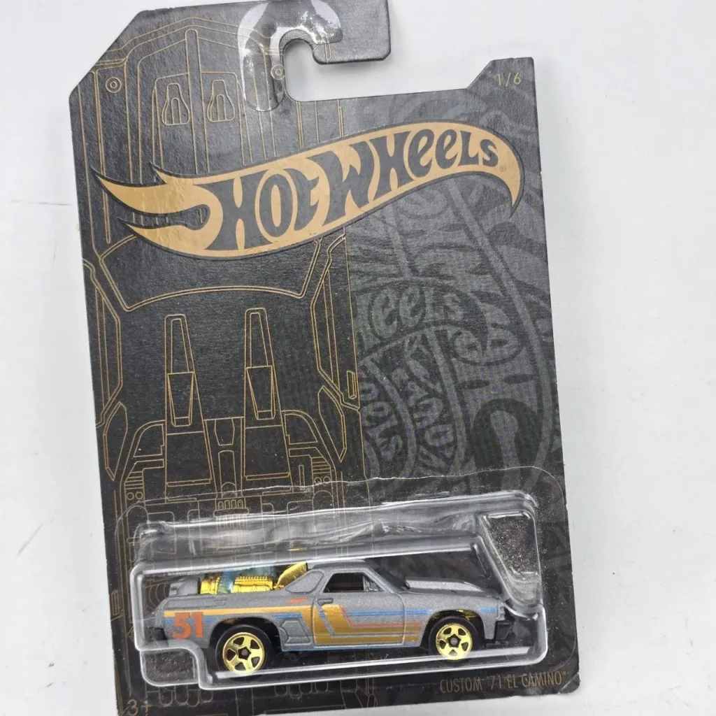 Hot Wheels Custom '71 El Camino gris con detalles dorados y número 51, en empaque negro y dorado, serie 1/ by Remates Narvaja