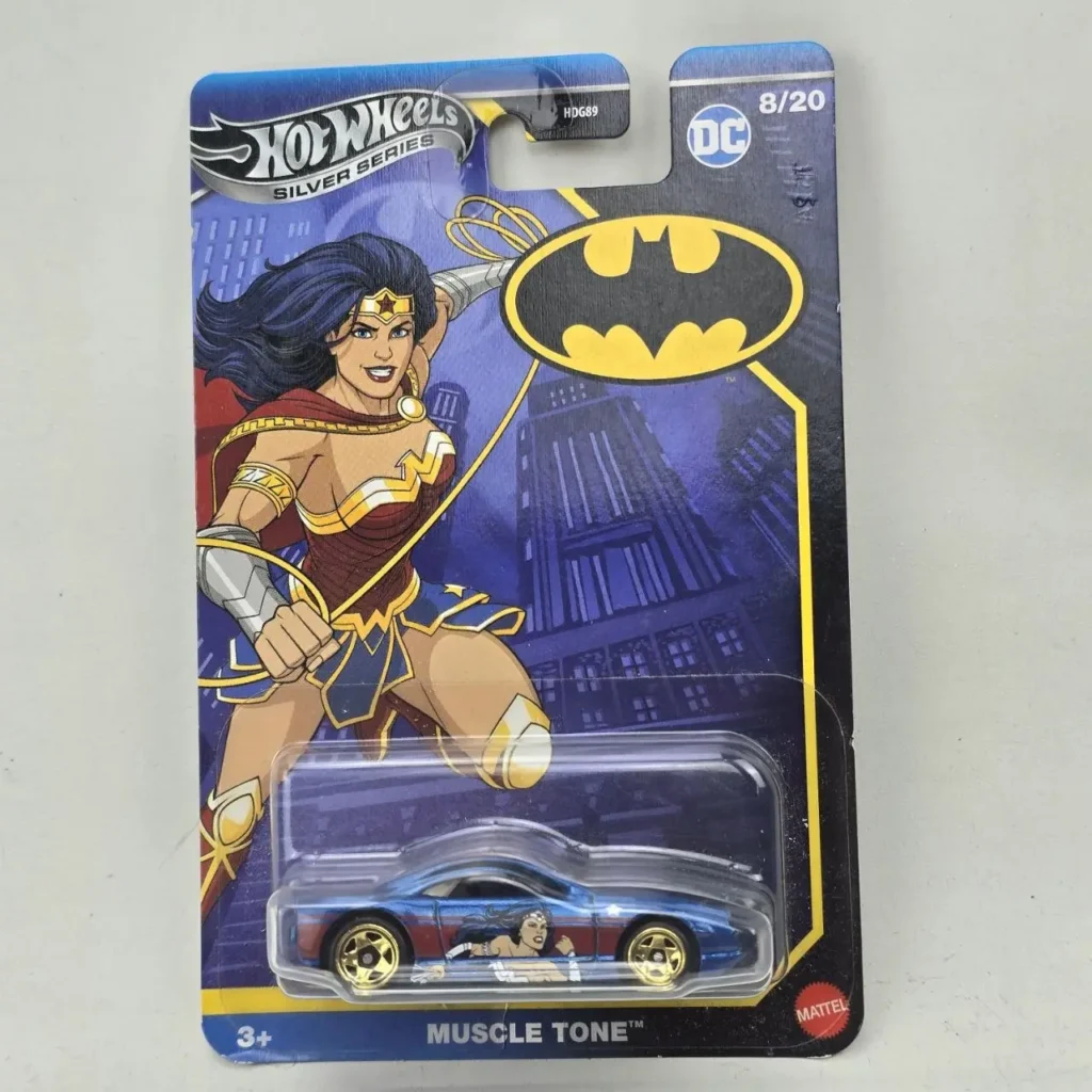 Hot Wheels Silver Series DC Wonder Woman Muscle Tone, coche azul con gráfico de Wonder Woman en empaque con ilustración de Wonder Woman y logo de Batman. by Remates Narvaja