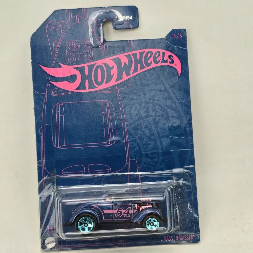 Hot Wheels Pass 'N Gasser HDH54 diecast car en empaque original azul y rosa. by Remates Narvaja