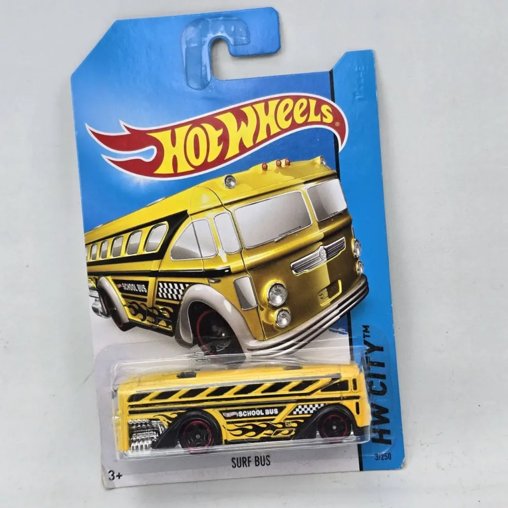 Hot Wheels Surf Bus amarillo, modelo de autobús escolar personalizado, en su empaque. by Remates Narvaja