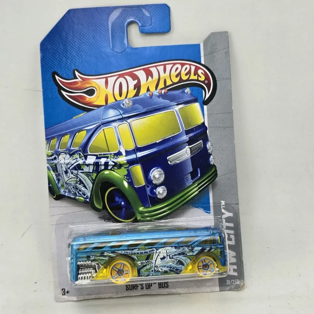 Hot Wheels Surf's Up Bus azul, juguete die-cast con gráficos de surf y ruedas amarillas, nuevo en su empaque original. by Remates Narvaja