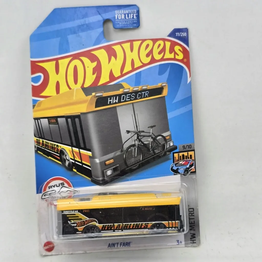 Hot Wheels Ain't Fare autobús de juguete negro y amarillo en su empaque. by Remates Narvaja