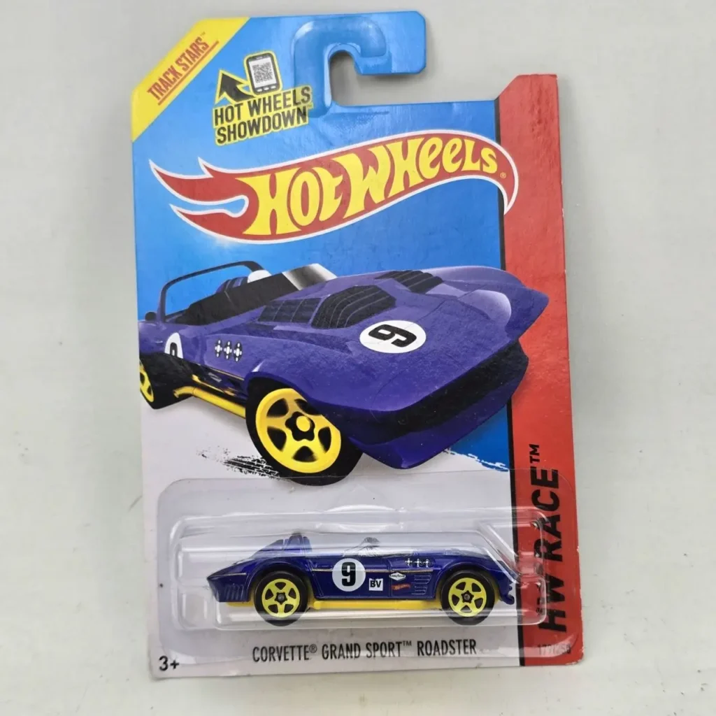 Hot Wheels Corvette Grand Sport Roadster azul con número 9 y ruedas amarillas en empaque. by Remates Narvaja