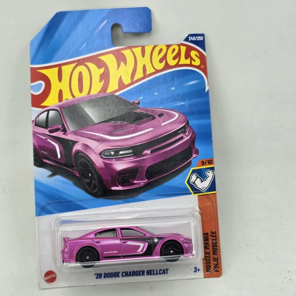 Hot Wheels '20 Dodge Charger Hellcat morado, coche a escala en su empaque original, serie Muscle Mania. by Remates Narvaja