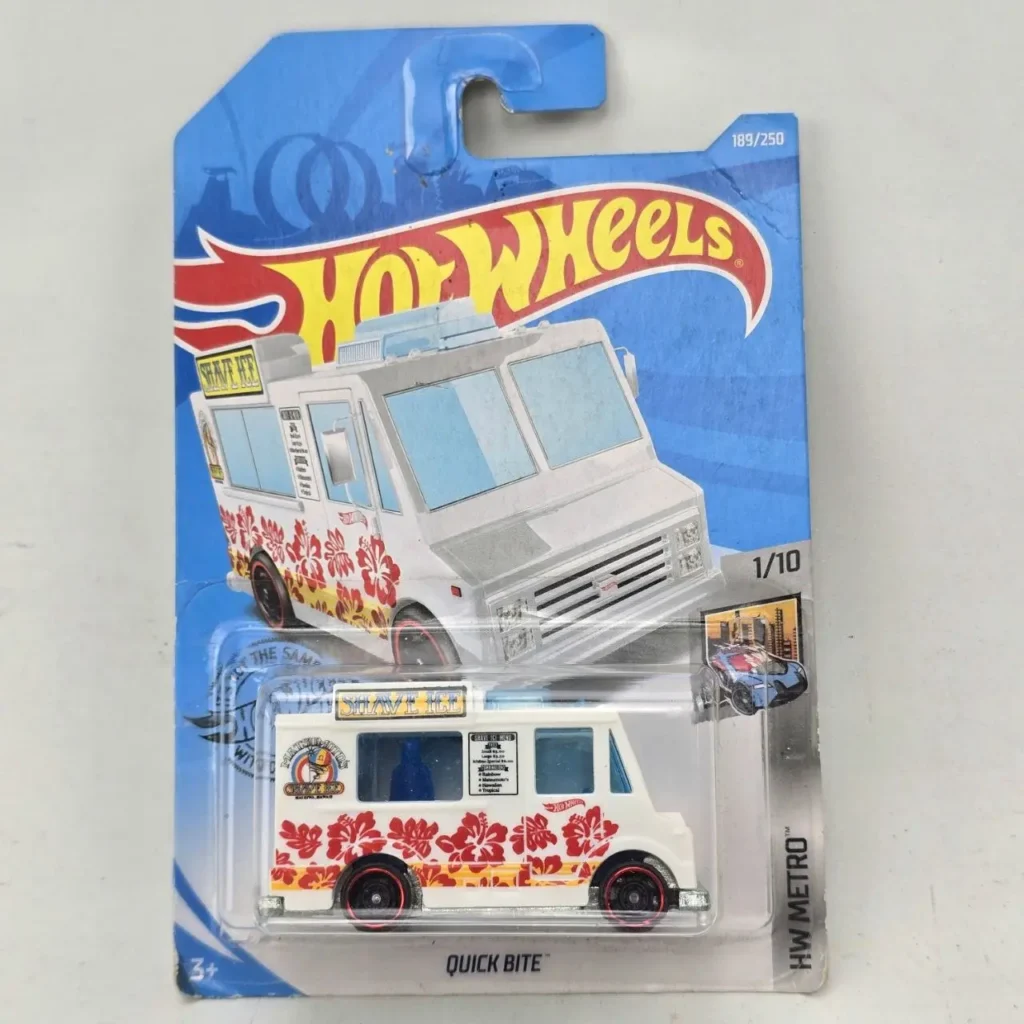 Hot Wheels Quick Bite camión de comida Shave Ice blanco con flores de hibisco rojas en su empaque original. by Remates Narvaja