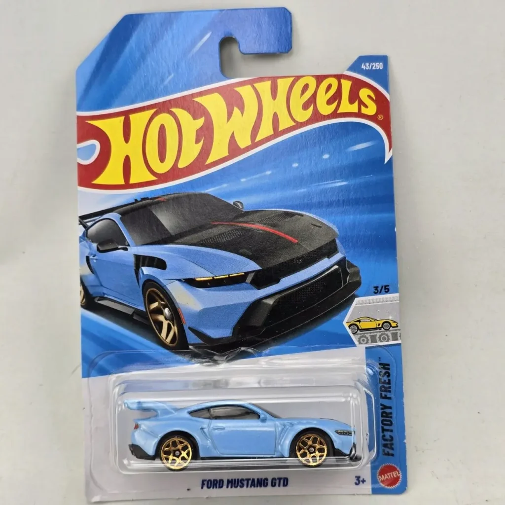 Hot Wheels Ford Mustang GTD azul claro con ruedas doradas en blíster, serie Factory Fresh. by Remates Narvaja