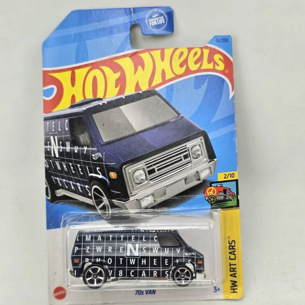 Hot Wheels 70s Van negra con diseño de letras de la serie HW Art Cars en su empaque original. by Remates Narvaja