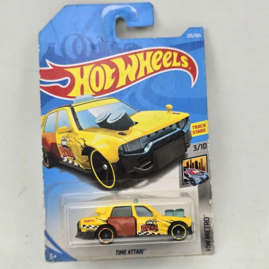 Hot Wheels Time Attaxi diecast car, amarillo y marrón rojizo, en su empaque original de la serie HW Metro Track Stars. by Remates Narvaja