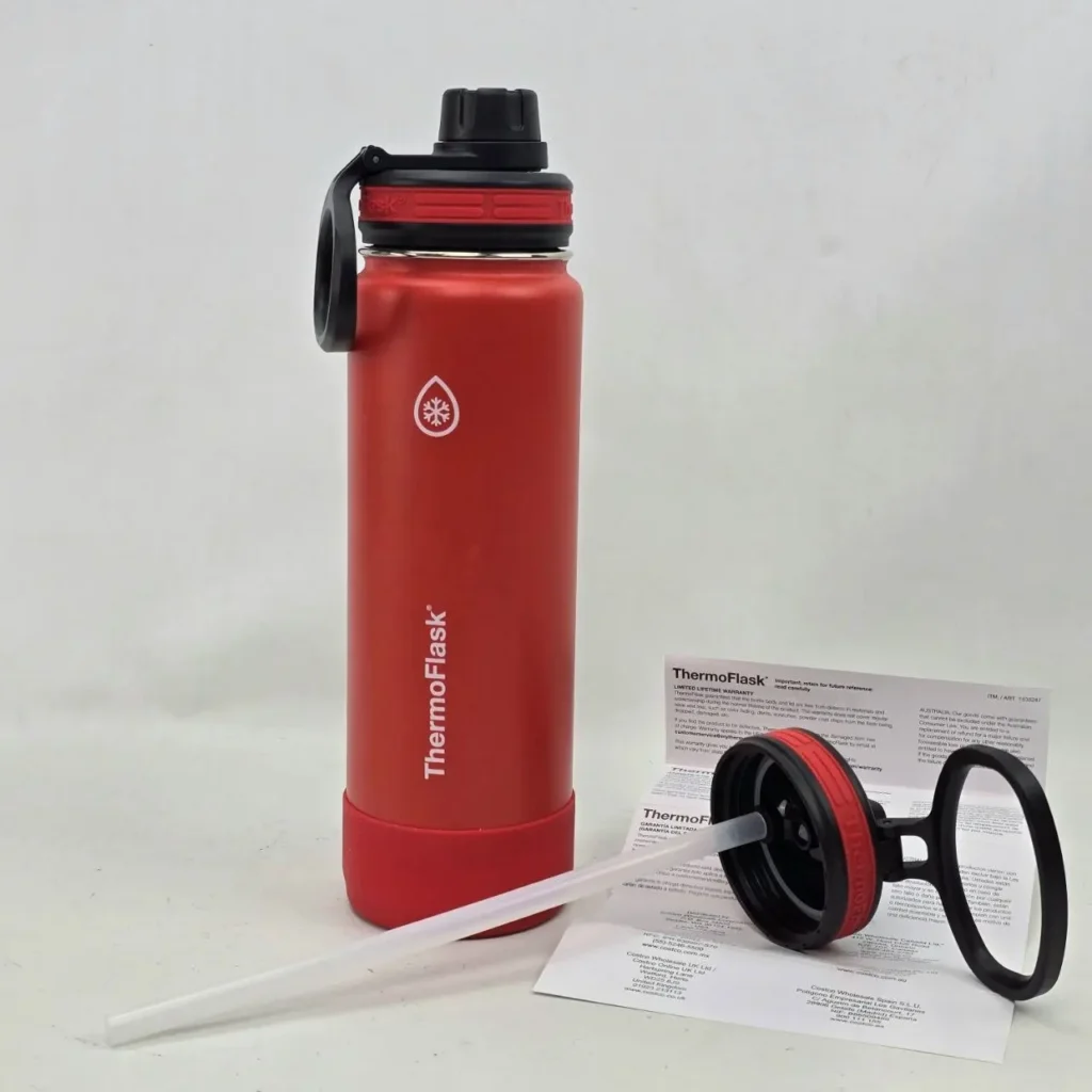 Botella de agua ThermoFlask roja aislada con tapa de pajita y asa. by Remates Narvaja