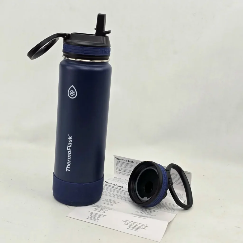 Botella de agua aislada ThermoFlask azul marino con tapa de pajita y tapa desmontada. by Remates Narvaja