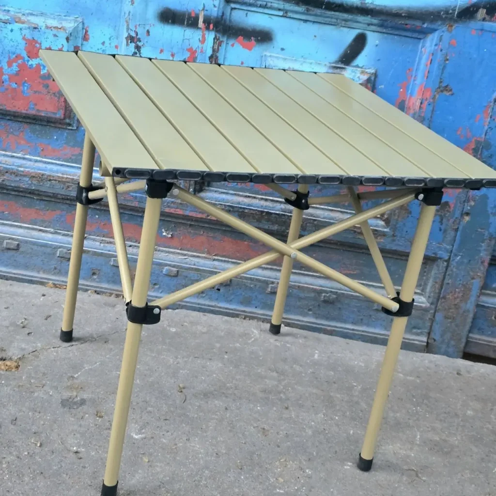 Mesa plegable portátil de camping color beige. by Remates Narvaja